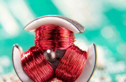 滑環(huán)電機和普通電機的區(qū)別（詳解電機的工作原理和應(yīng)用場景）